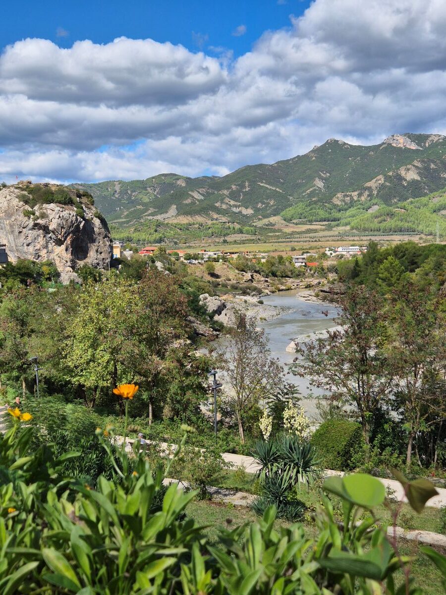 Der Wildfluss Vjosa in Permet, Albanien