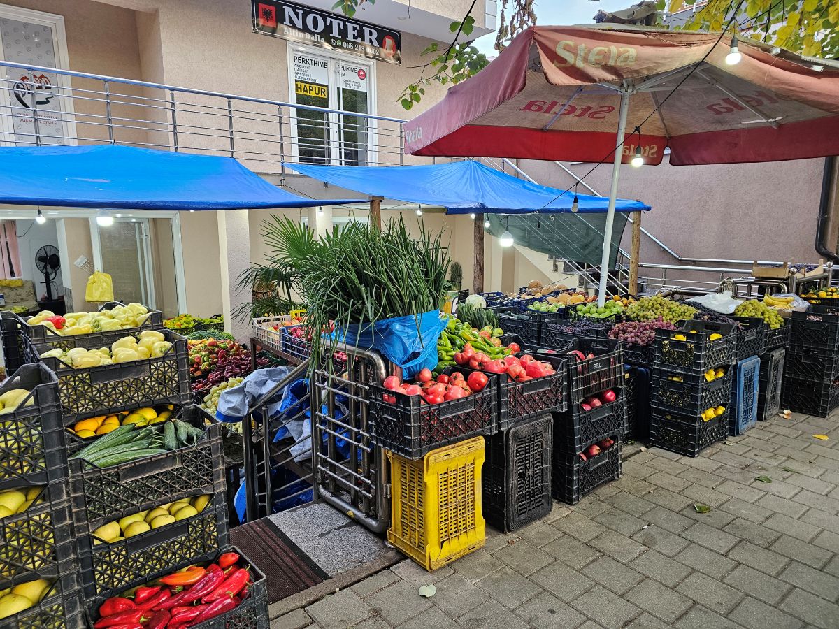 Obst und Gemüse Verkauf in Peshkopi in Albanien