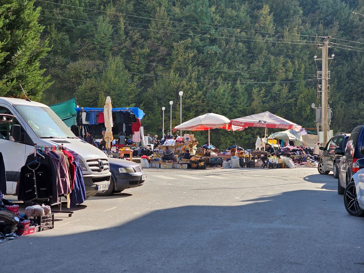 Straßenmarkt in Peshkopi, an den Thermalhotels