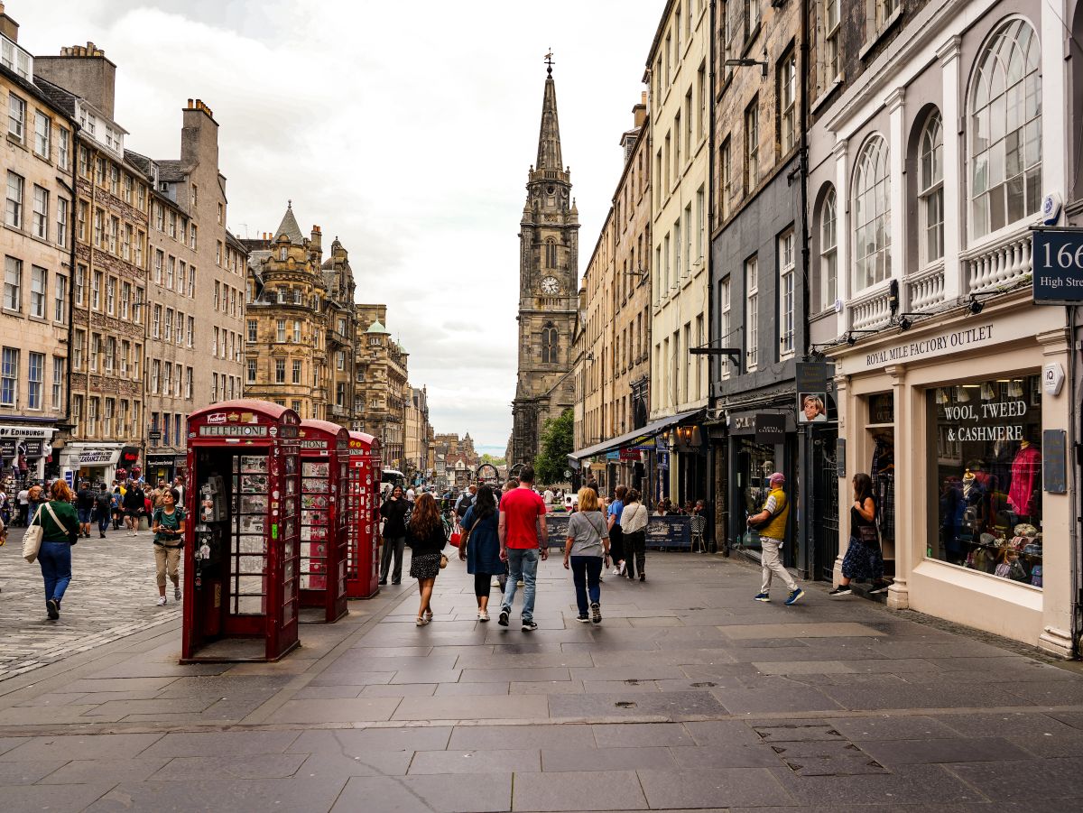 Auf der Royal Mile von Edinburgh, mit Blick bis zum Meer