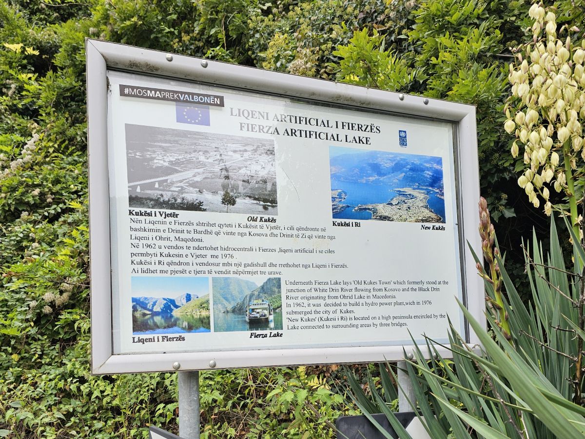 Schild in Kukes über den See Fierza und die Umsiedelung von Kukes