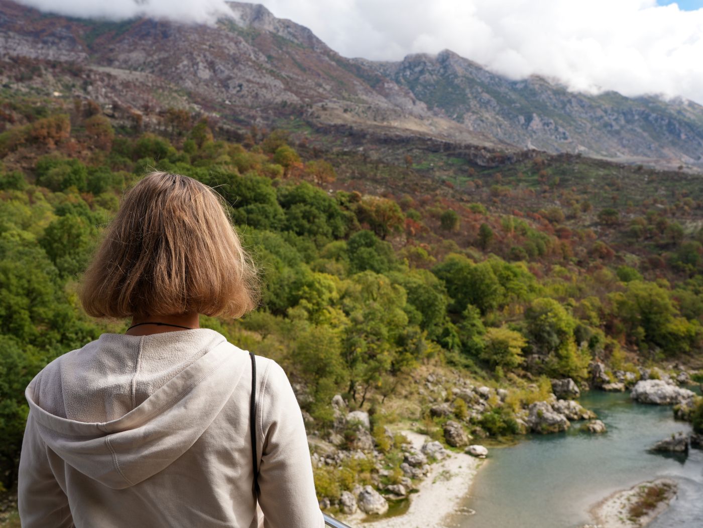 Theresa von Reisekröten mit Blick auf die Berge von Tepelena in Albanien