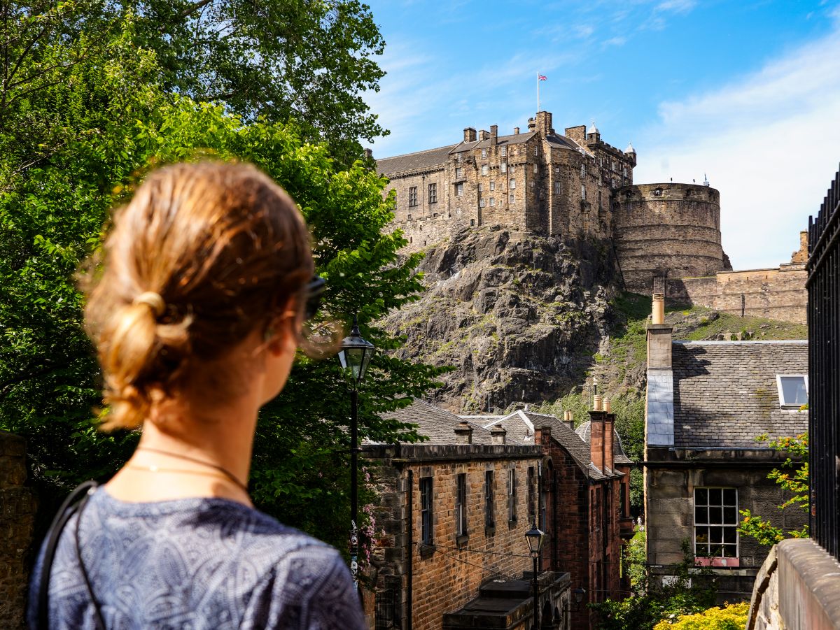 Aussicht auf Edinburgh Castle vom "The Vennel"