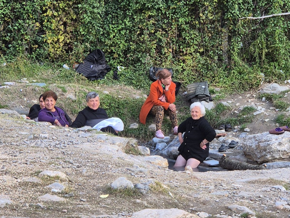 Thermalbecken in Peshkopi, einige ältere Damen darin.