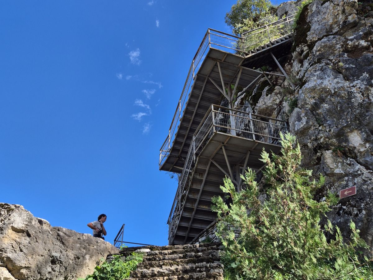 Treppen hinauf auf den Felsen von Permet