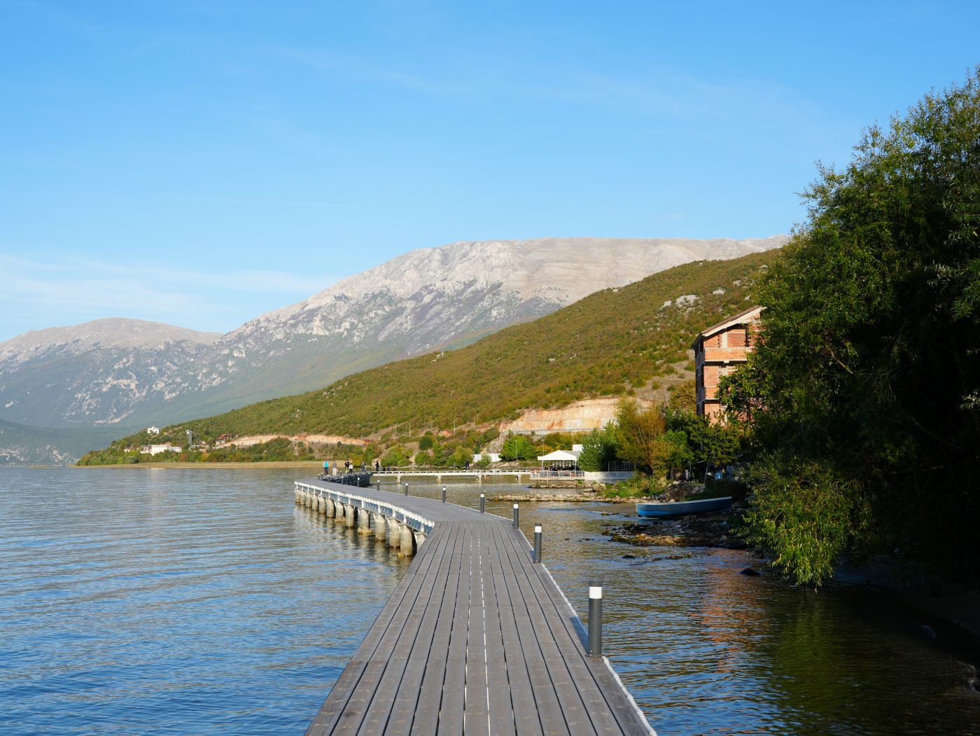 Steg auf dem Ohridsee in Tushemisht