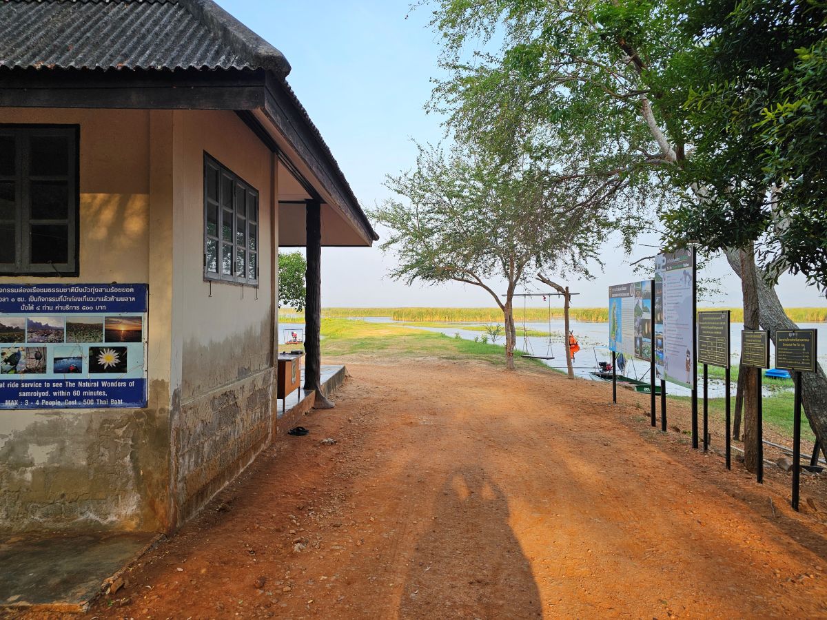 Khao Khan Bandai Ranger Station
Bootsfahrt zum Bueng Bua Boardwalk