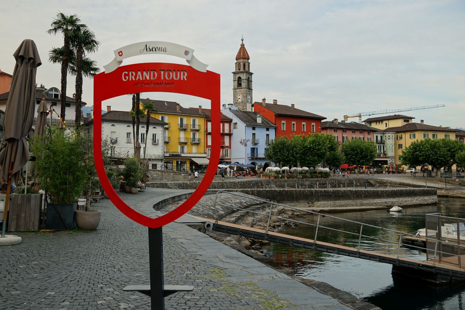 Der Ort Ascona in der Schweiz; Schild: Grand Tour of Switzerland