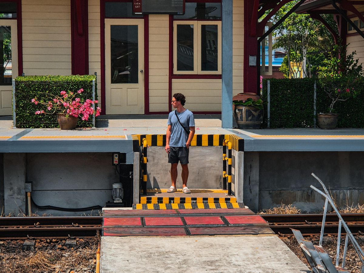 Am Bahnhof in Pran Buri, Thailand