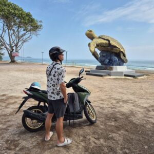Chris von Reisekröten, unterwegs mit dem Roller in Ban Krut, Thailand
