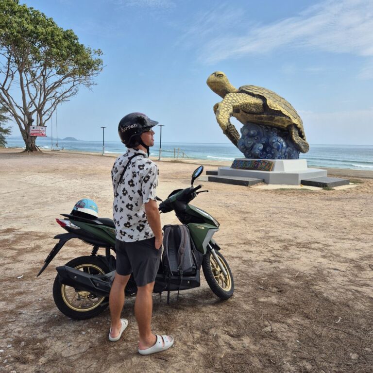Chris von Reisekröten, unterwegs mit dem Roller in Ban Krut, Thailand