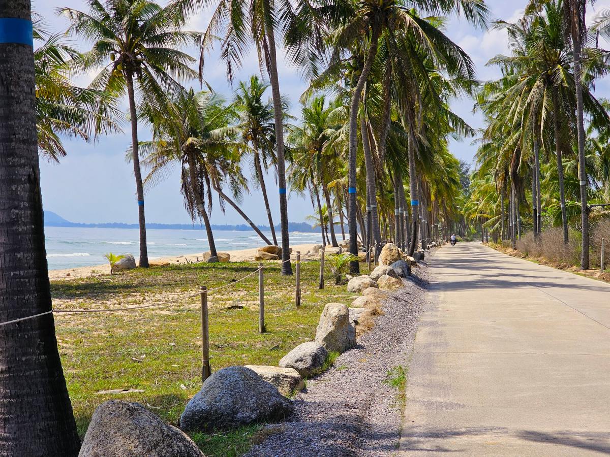 Eine Küstenstraße in Thailand, in der Region Prachuap Khiri Khan