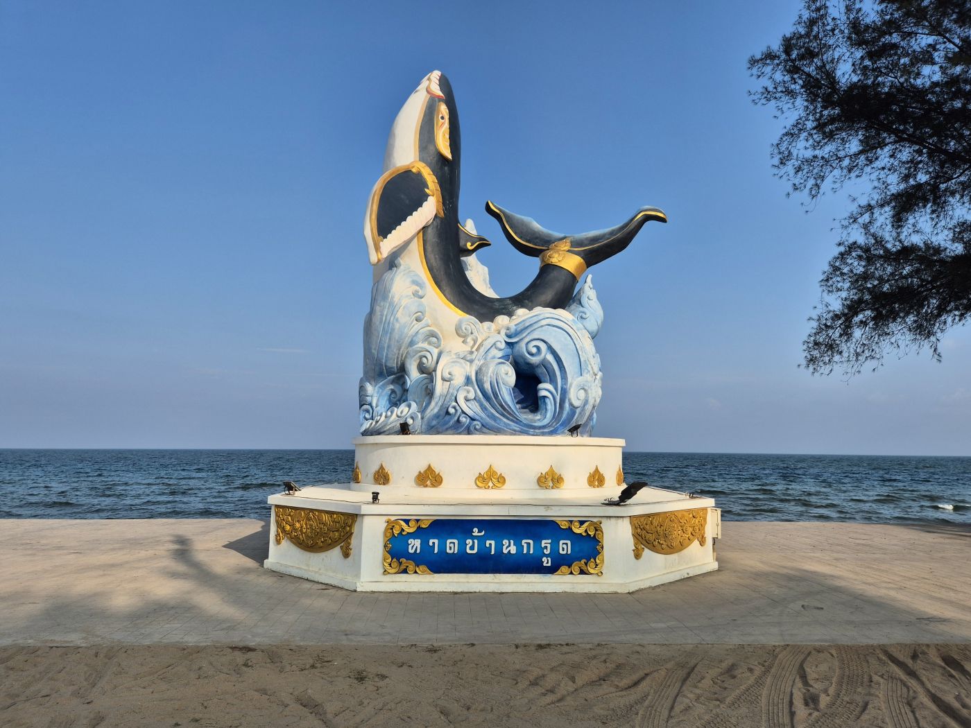 An der Strandpromenade von Ban Krut, Thailand
