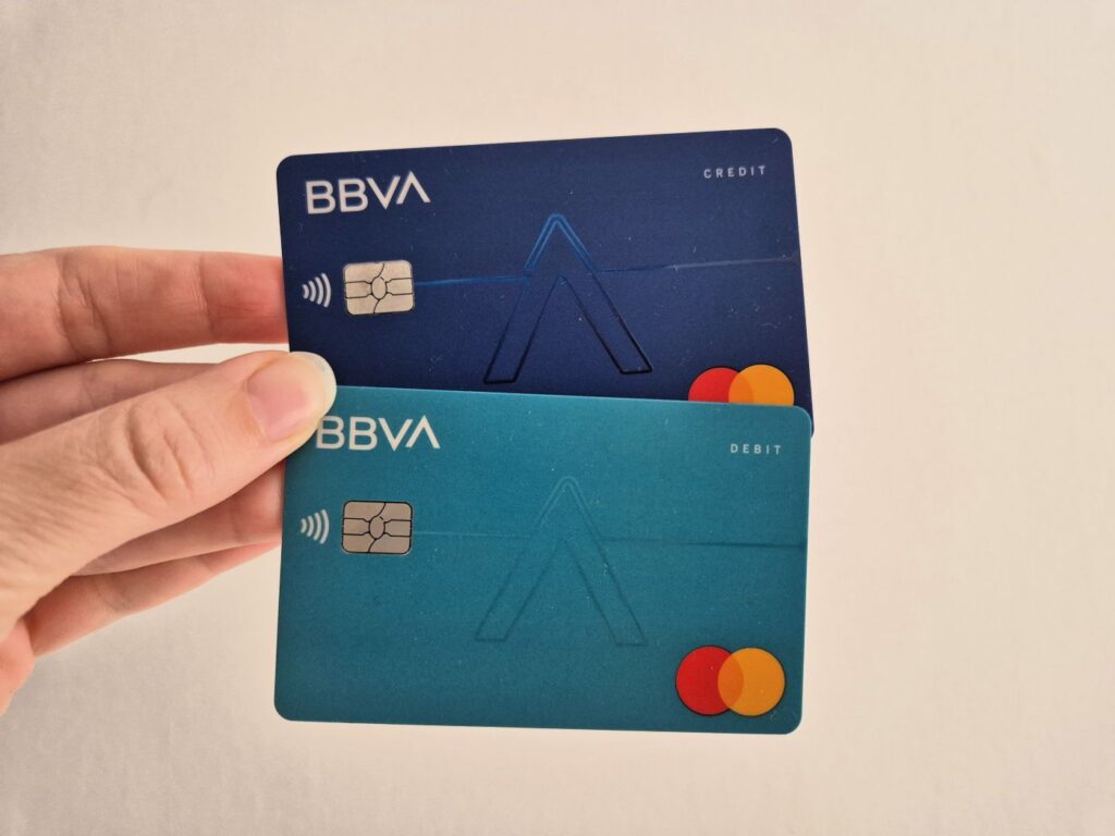 BBVA Kreditkarte (dunkelblau) und BBVA Debitkarte (hellblau)
