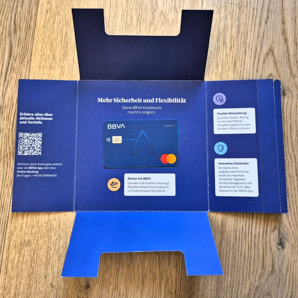 Präsentation der physischen BBVA Kreditkarte in Karton mit Infos zur Karte