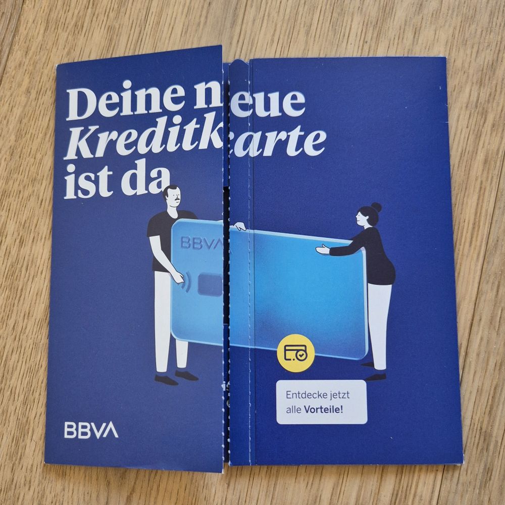 Ankunft der physischen BBVA Kreditkarte im quadratischen Umschlag