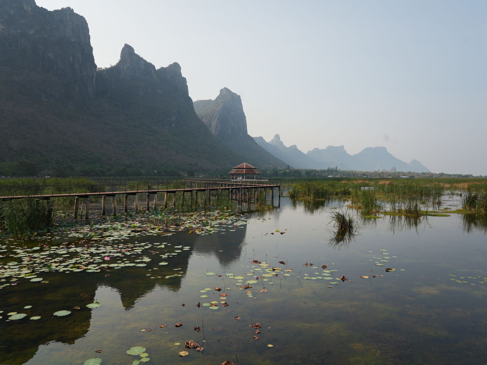 Spiegelung der Berge von Sam Roi Yot im Wasser von Bueng Bua