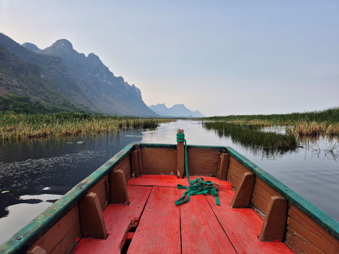Mit dem Boot zum Bueng Bua Boardwalk