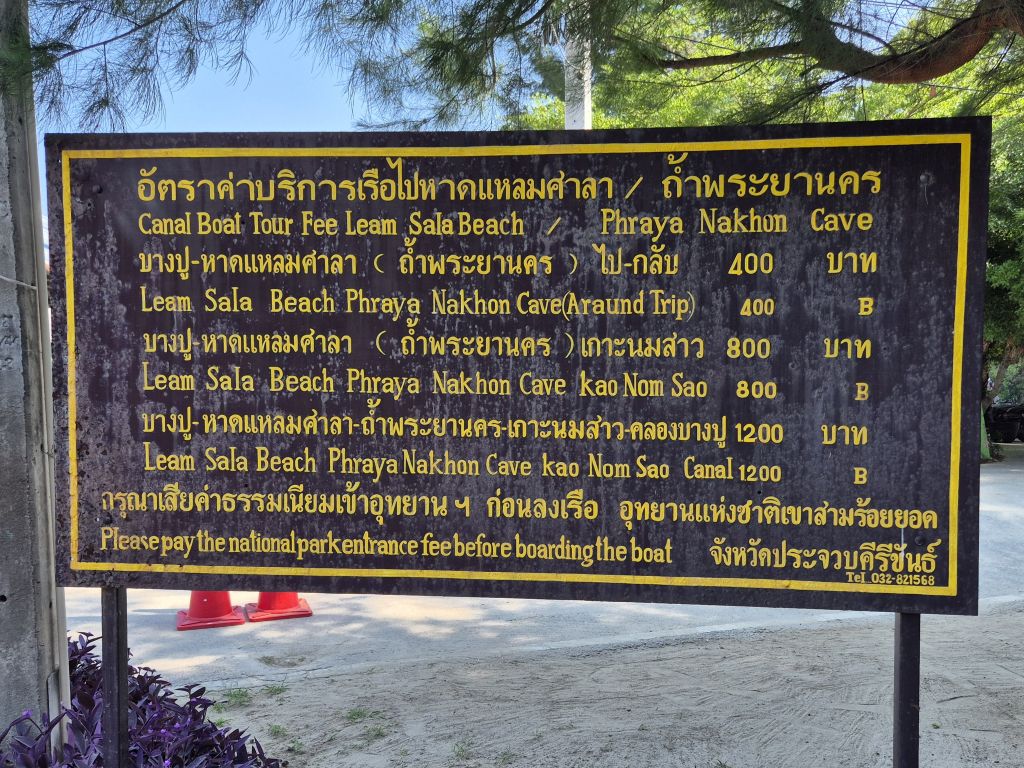 Schautafel mit den Kosten für Boote ab dem Parkplatz an der Phraya Nakhon Cave