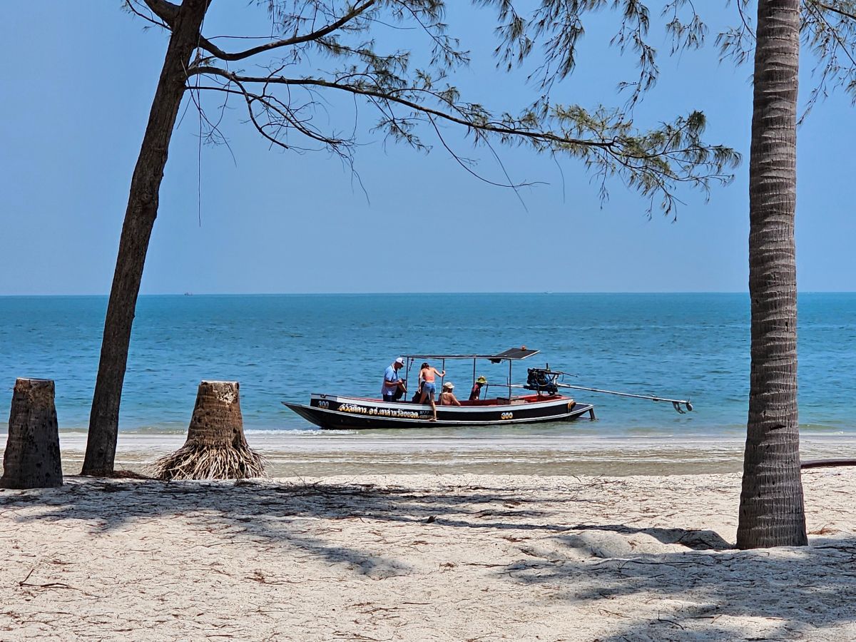 Boot zum Laem Sala Beach, nahe der Phraya Nakhon Cave