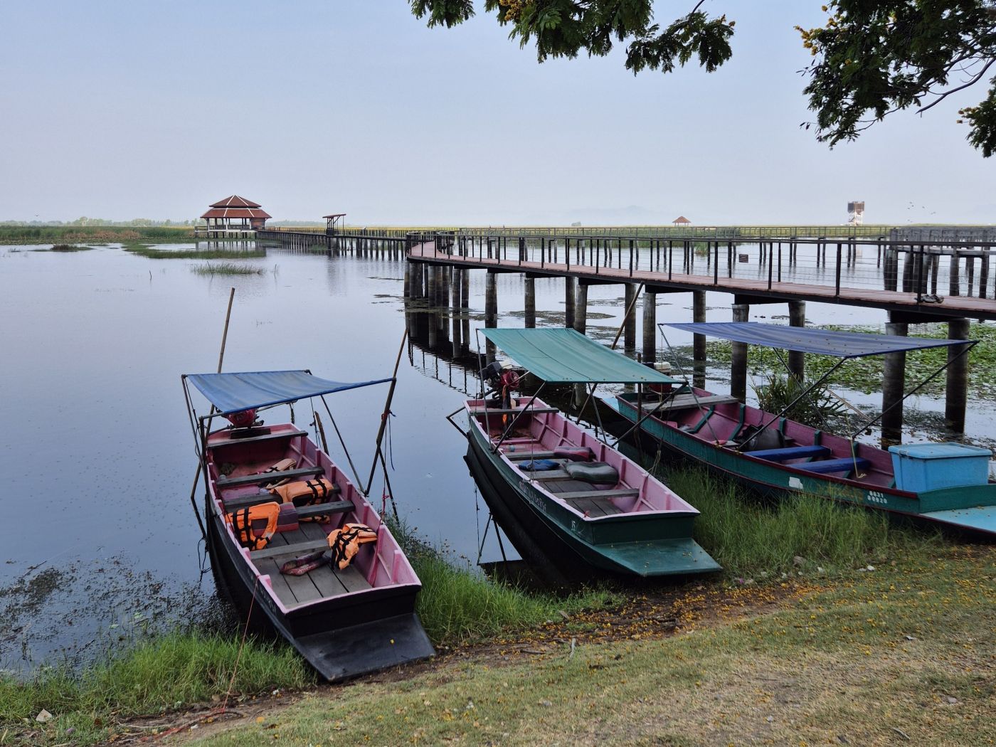 Boote am Bueng Bua Boardwalk