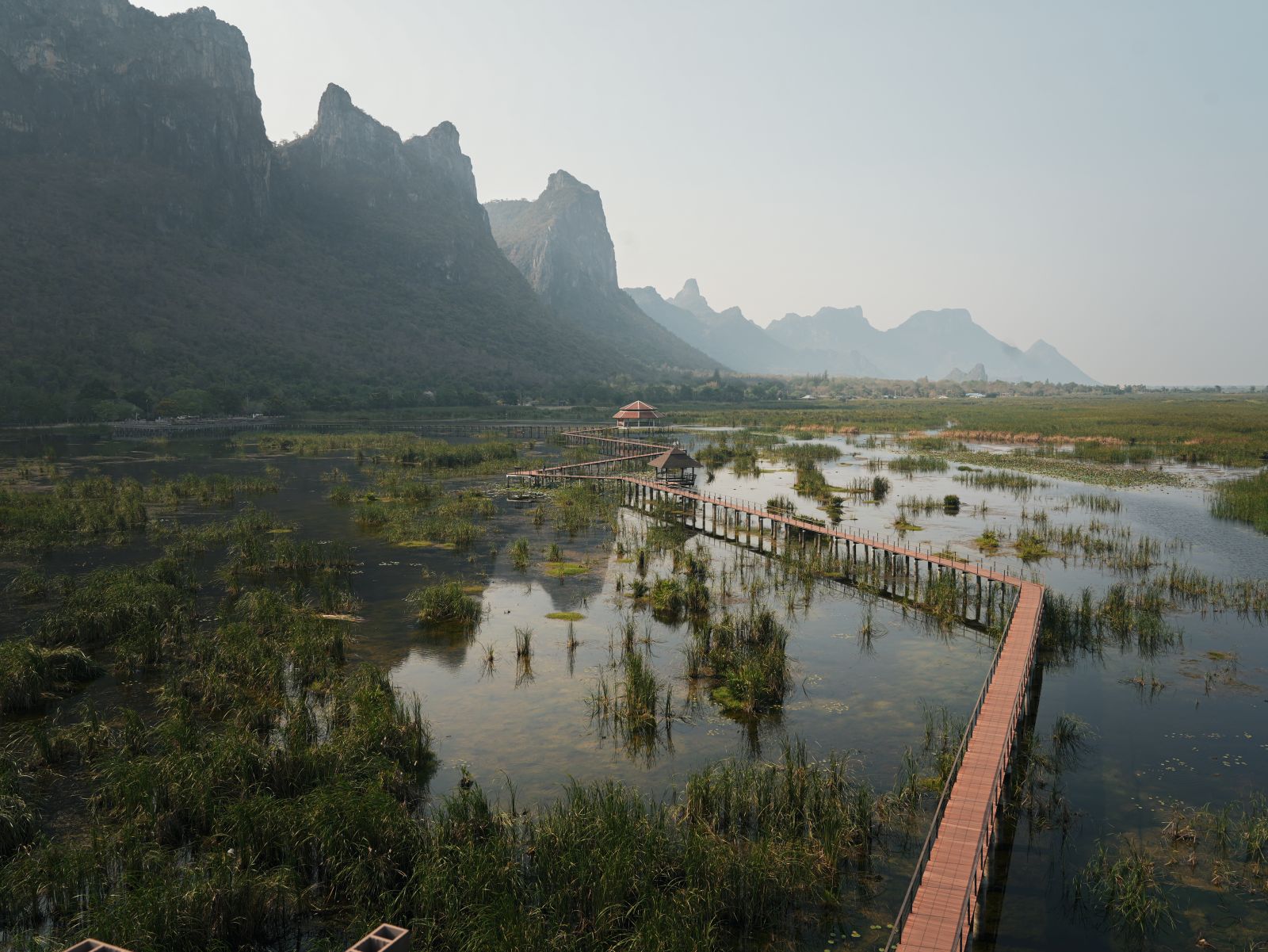 Der Bueng Bua Boardwalk im Sam Roi Yot Nationalpark in der Provinz Prachuap Khiri Khan, Thailand