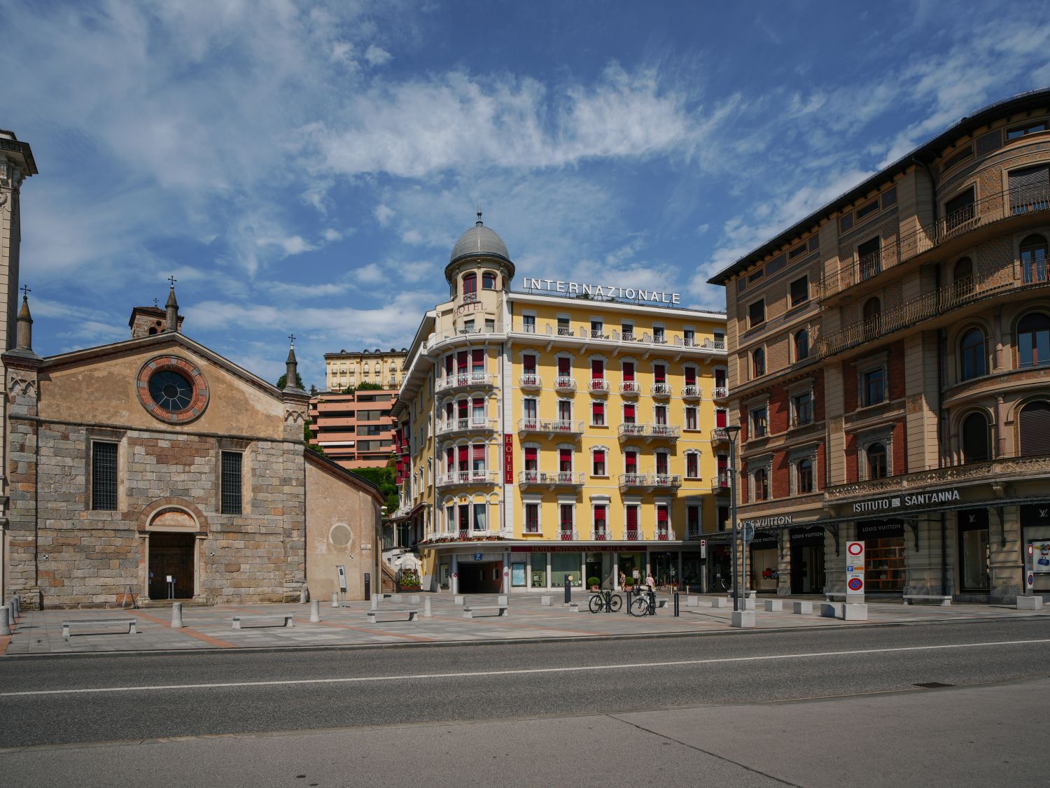 Links: Chiesa di Santa Maria degli Angioli
; Mitte: Hotel Internazional du Lac in Lugano