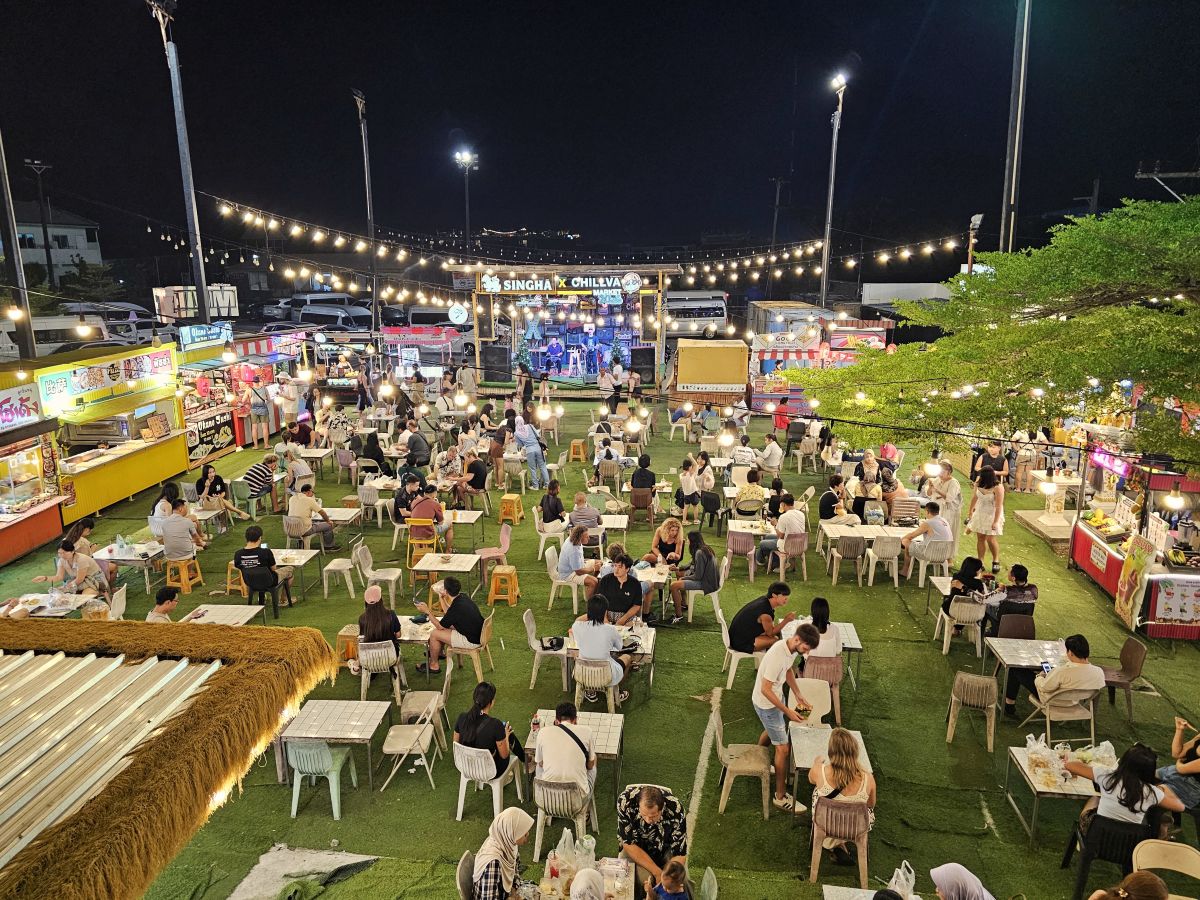 Abends auf dem Chillva Nightmarket in Phuket Town