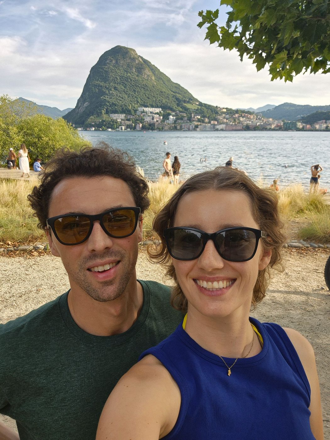 Theresa und Chris von Reisekröten am Luganersee, im Hintergrund der Monte San Salvatore