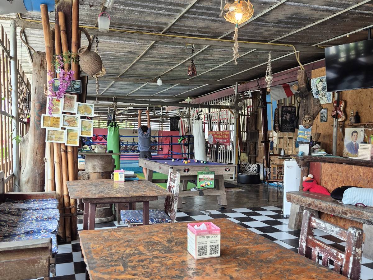 Bar gegenüber vom Bahnhof in Chumphon
