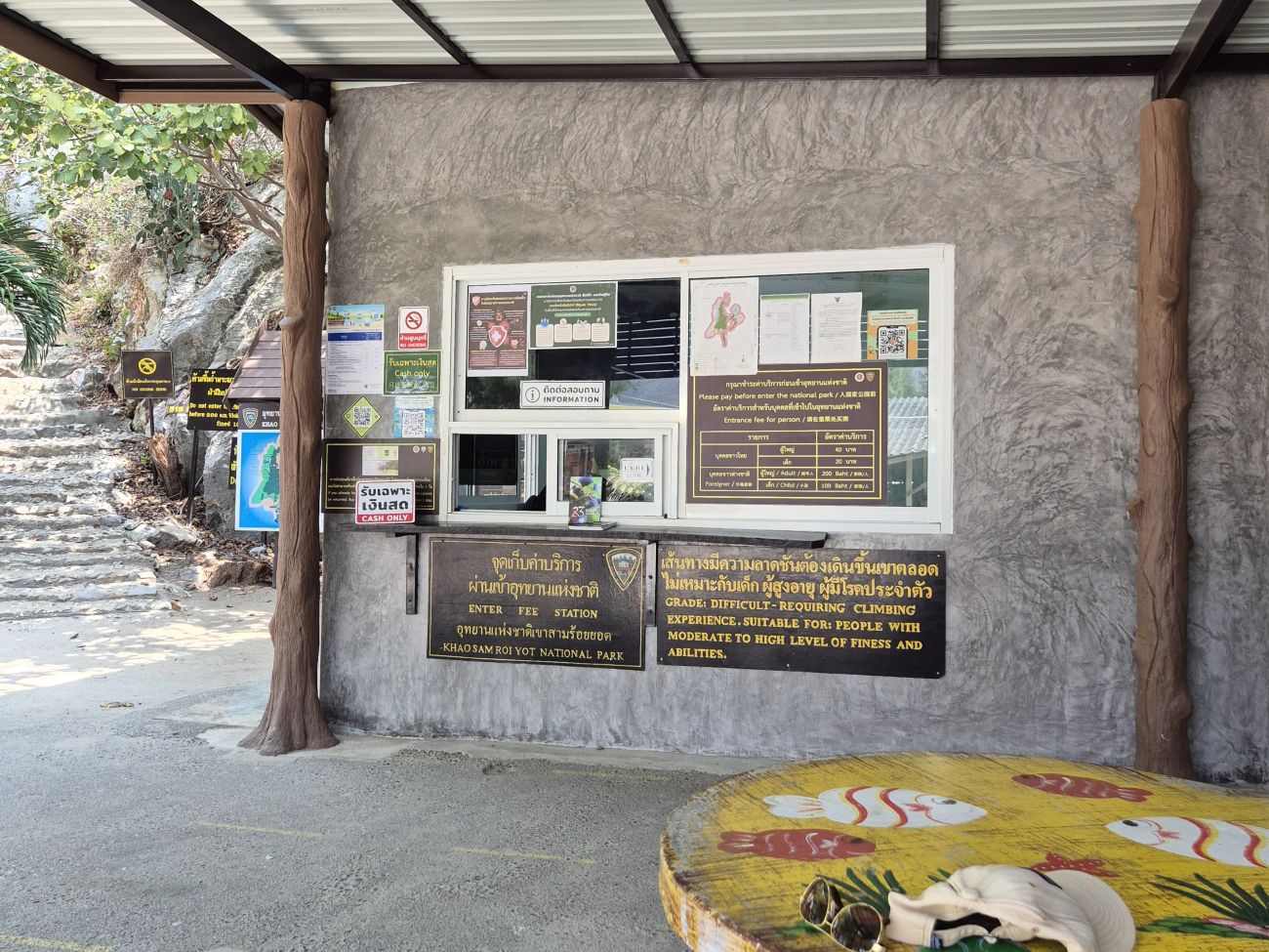 Rangerstation und Tickethäuschen vor der Phraya Nakhon Cave
