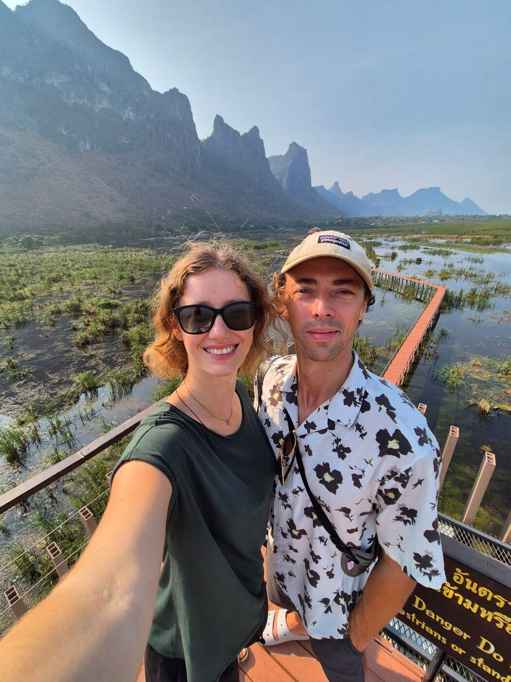 Theresa und Chris von Reisekröten auf dem Aussichtsturm am Bueng Bua Boardwalk in Prachuap Khiri Khan