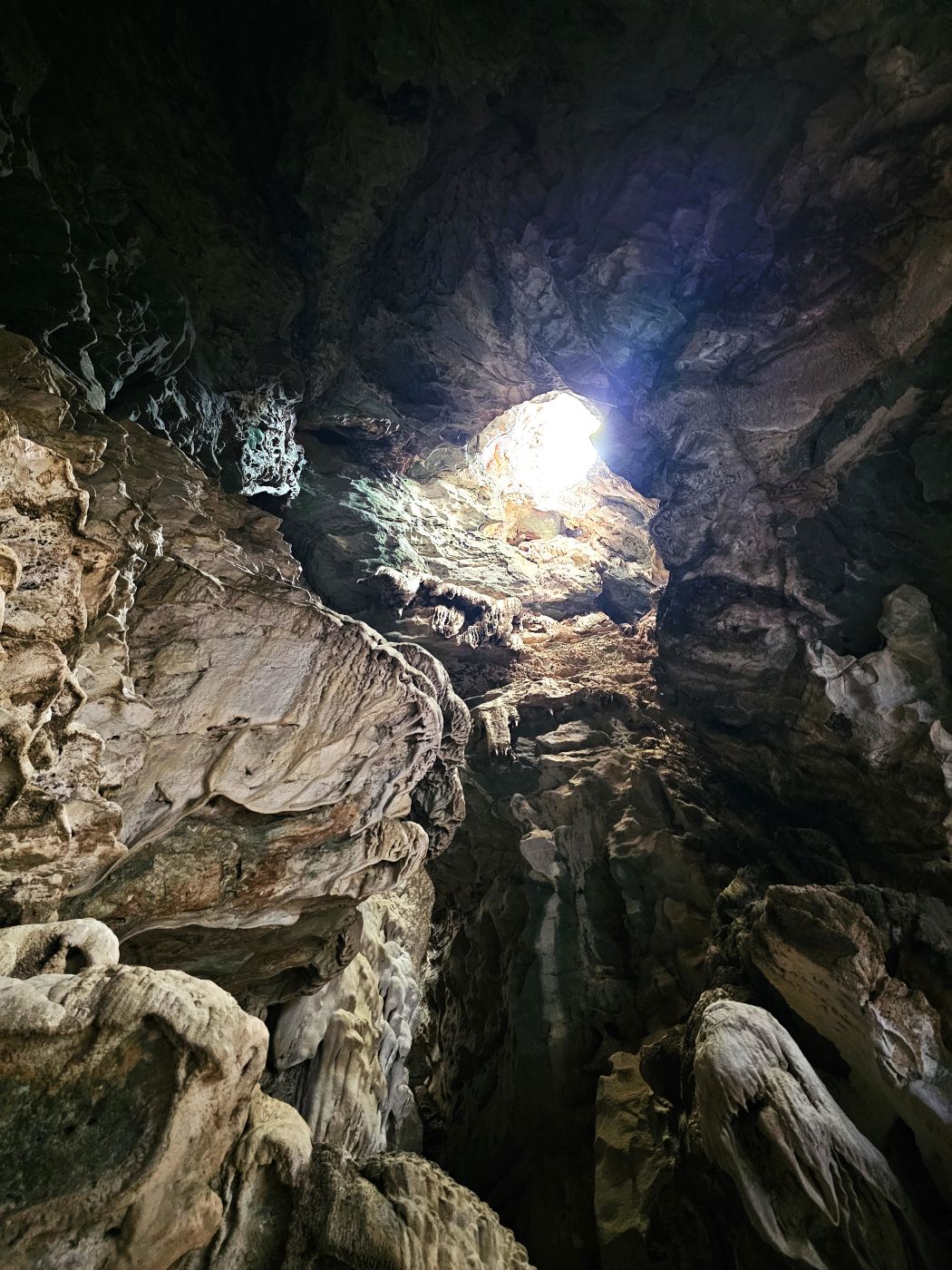 Höhle am Khao Kalok Felsen in Pran Buri, Pak Nam Pran