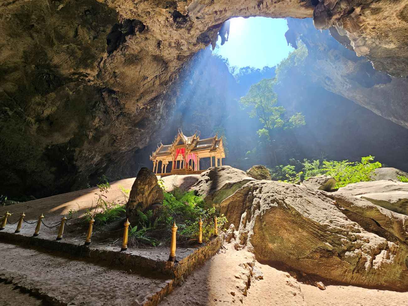 Praya Nakhon Cave im Khao Sam Roi Yot Nationalpark in Prachuap Khiri Khan, Thailand
