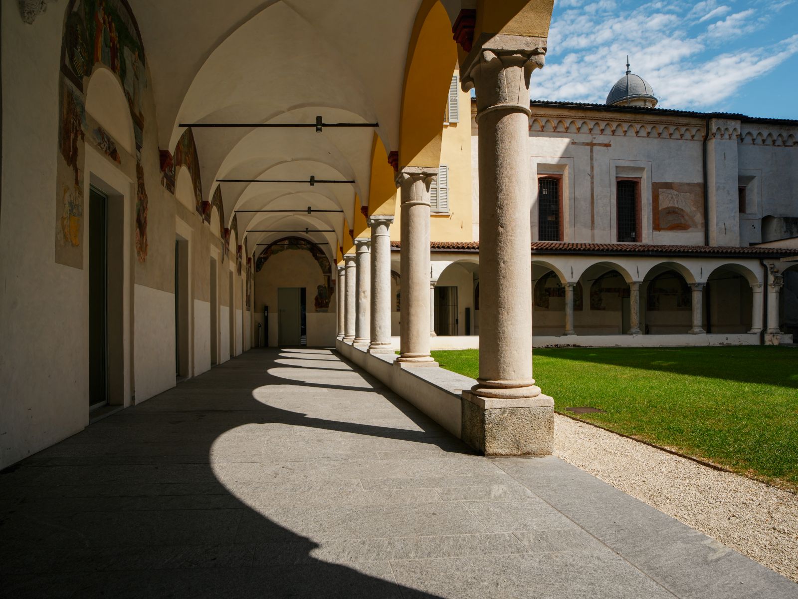 Innenhof der Chiesa di Santa Maria degli Angioli