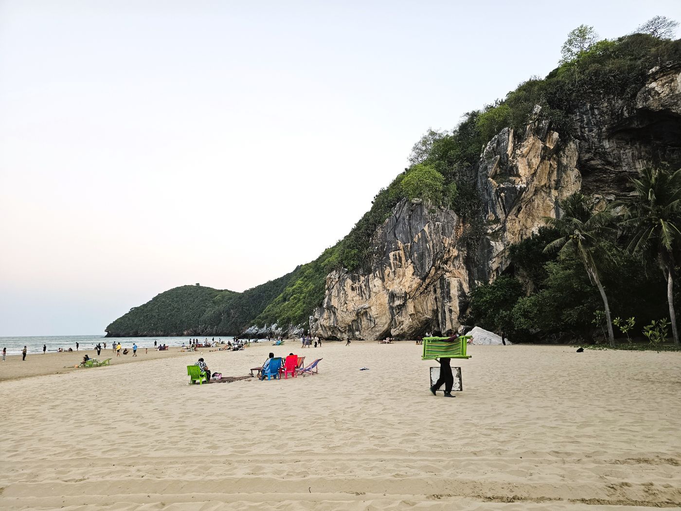 Der Khao Kalok Strand und Felsen in Pran Buri