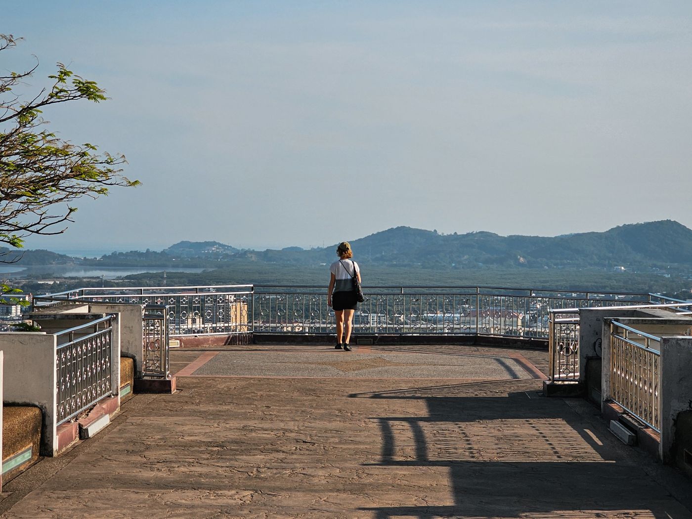 Theresa von Reisekröten am Khao Rang Viewpoint auf Phuket