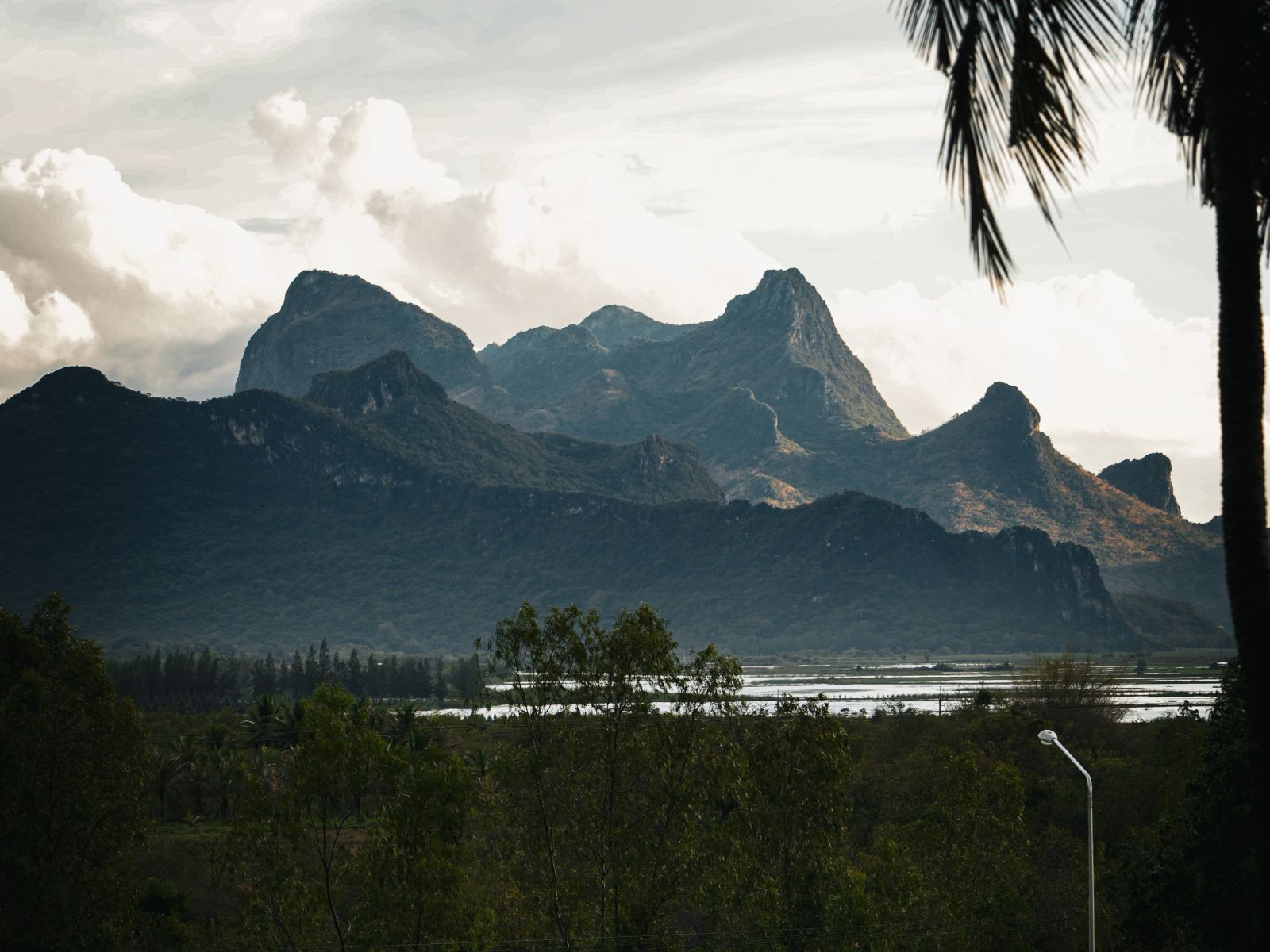 Blick auf die Berge des Khao Sam Roi Yot Nationalparks