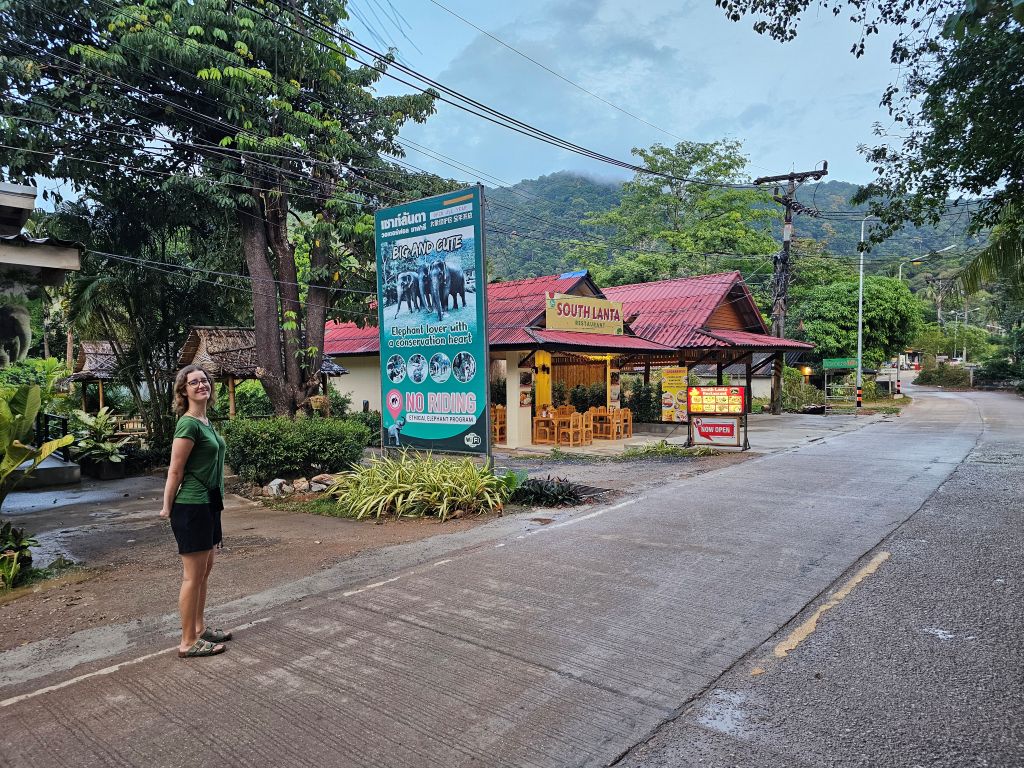 Theresa von Reisekröten, im Ort Khlong Chak, auf Koh Lanta