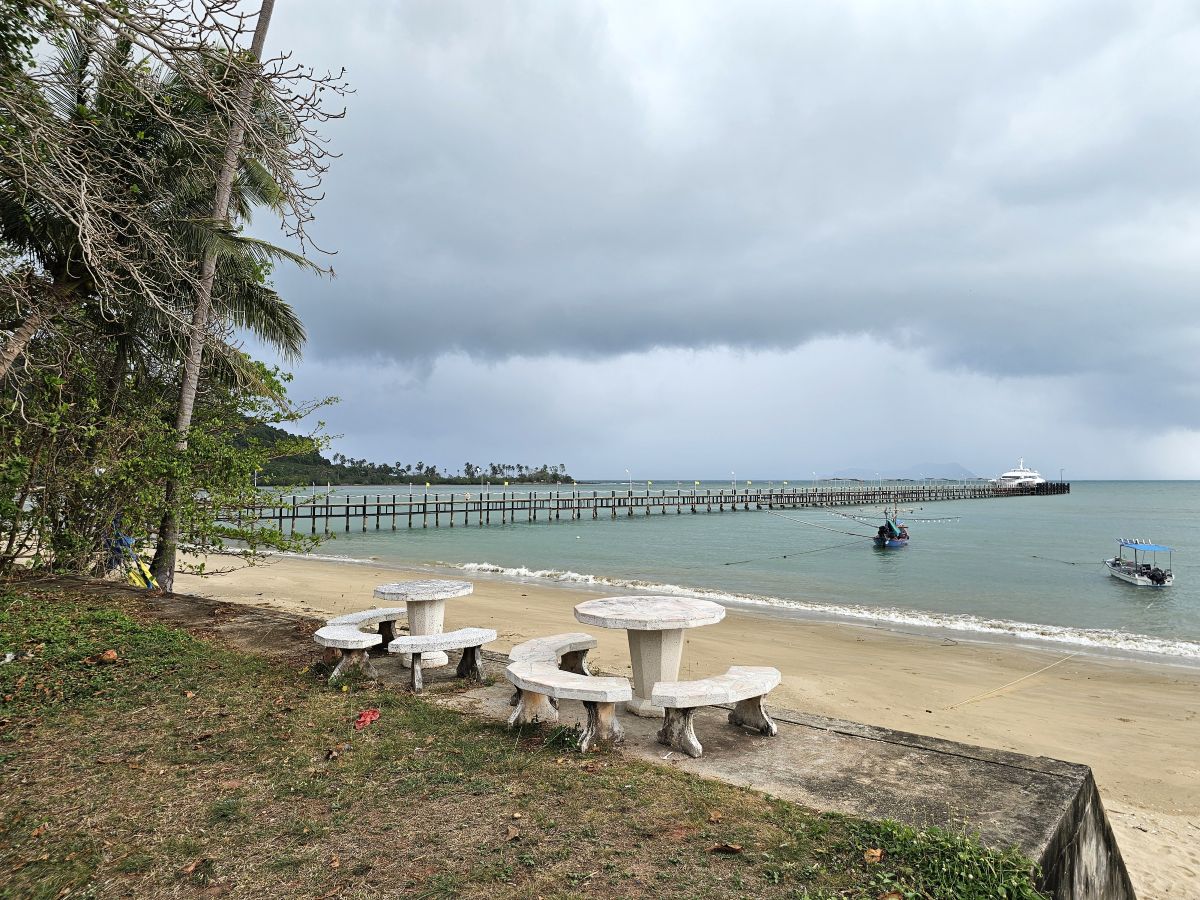 Blick auf den Lomprayah Pier in Chumphon