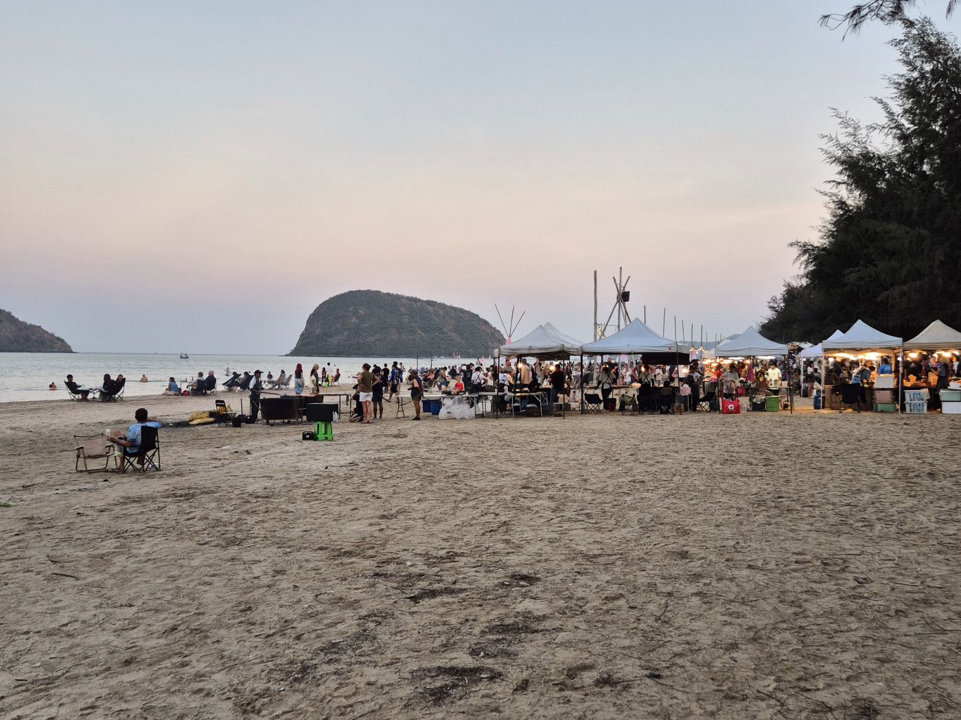 Nachtmarkt von Long Lay in Sam Roi Yot, am Strand