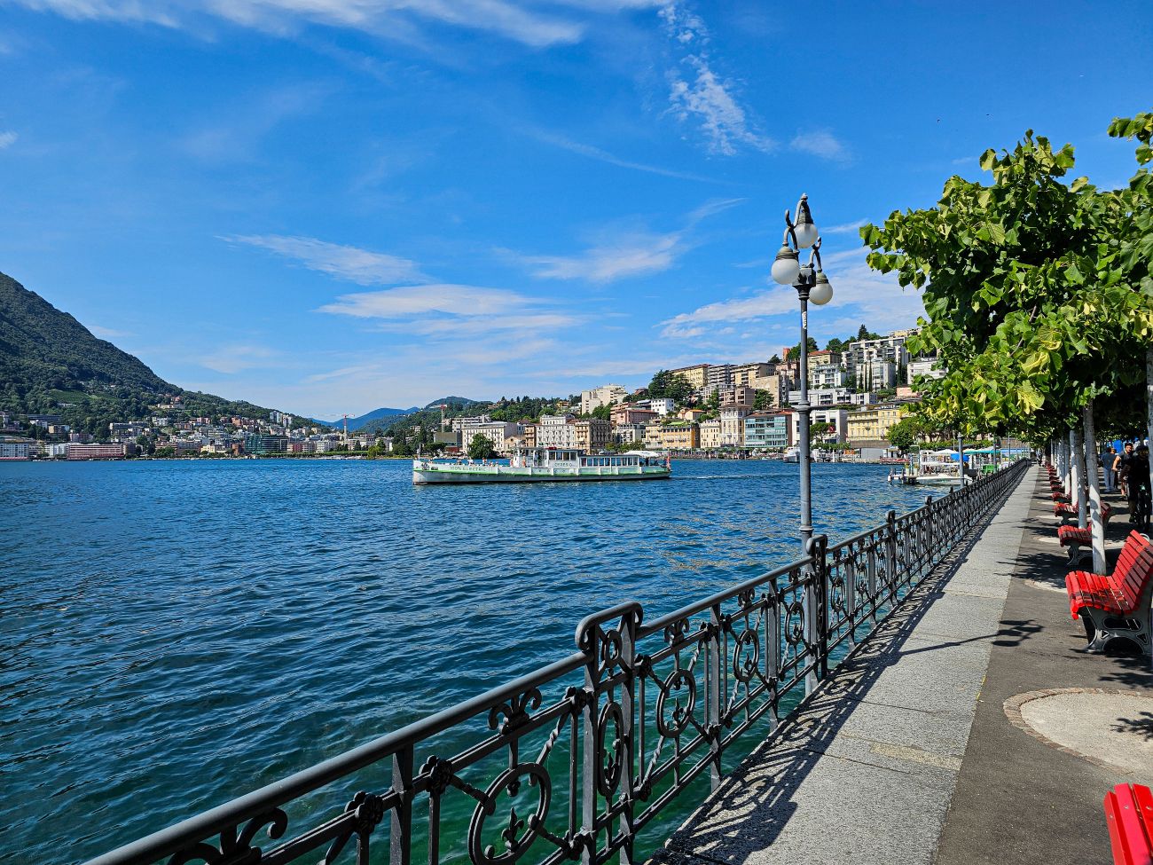 Die Seepromenade von Lugano am Luganersee