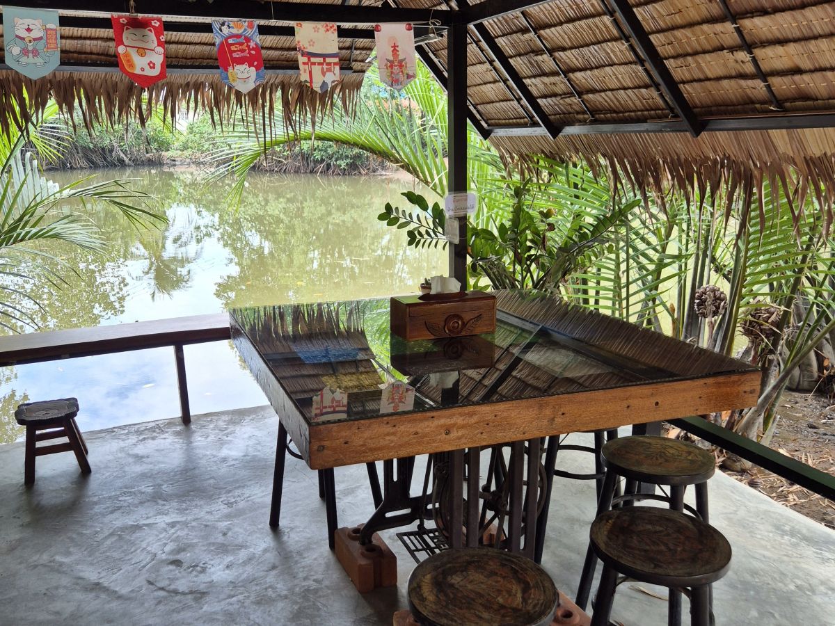Maruai Cafe mit Blick auf den Fluss in Bang Saphan