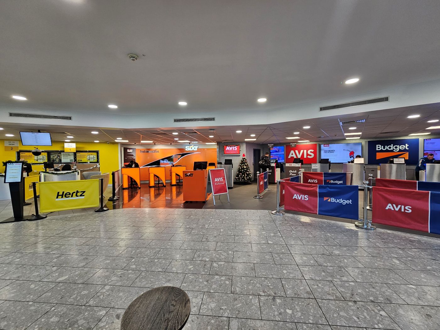 Das Mietwagen-Abhol-Center von Edinburgh am Flughafen