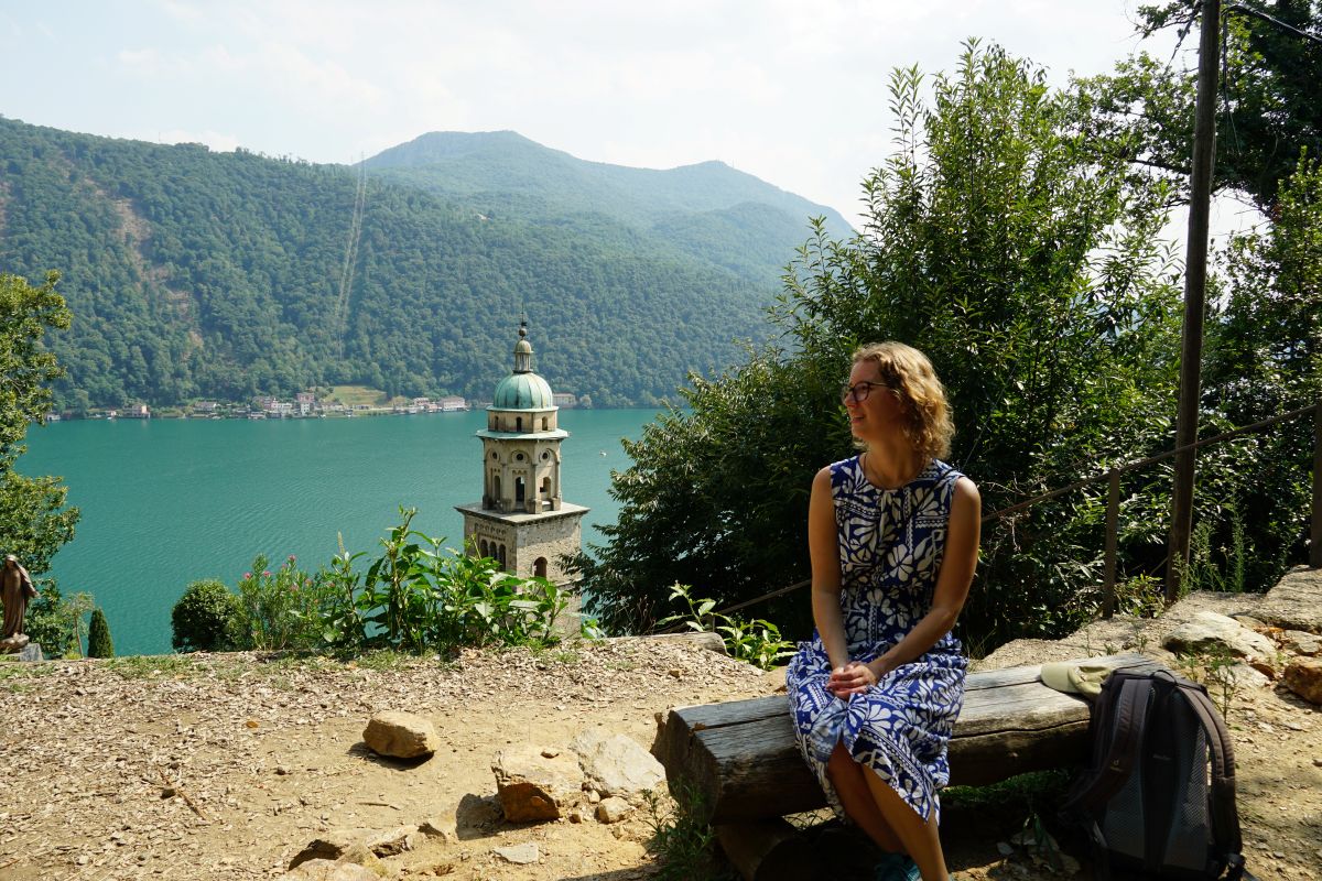 In Morcote: Ausblick auf die Kirche und den See, von der Schaukel am berg