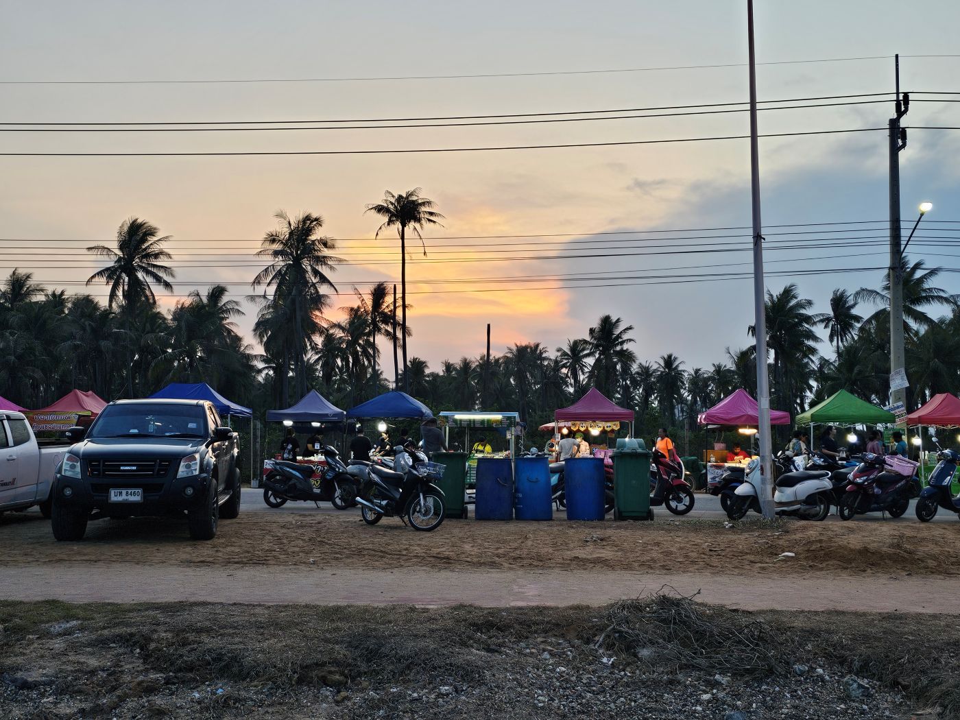 Nachtmarkt von Pran Buri am Meer
