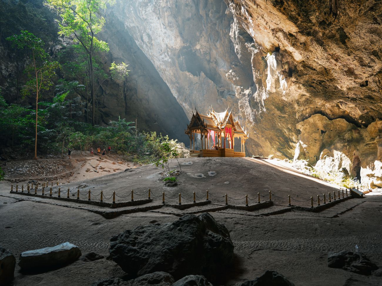 Die ersten Lichtstrahlen fallen in die Phraya Nakhon Cave