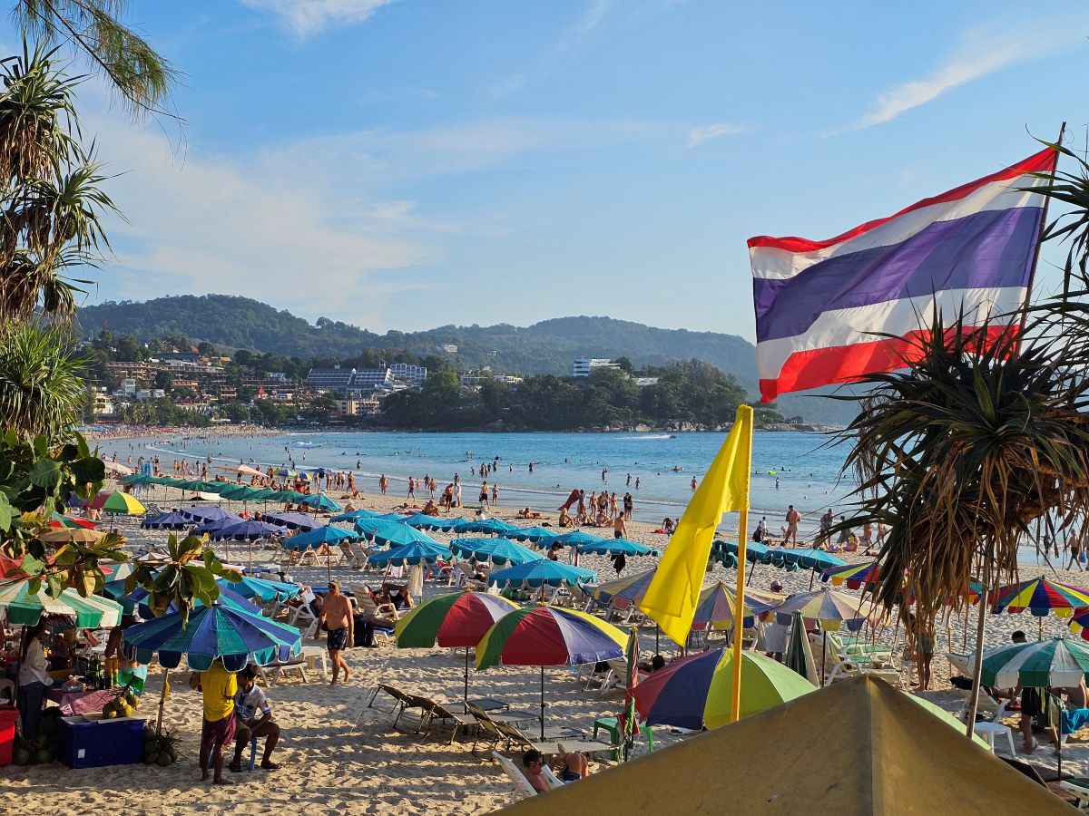Der Kata Beach auf Phuket: Menschenmassen ohne Ende