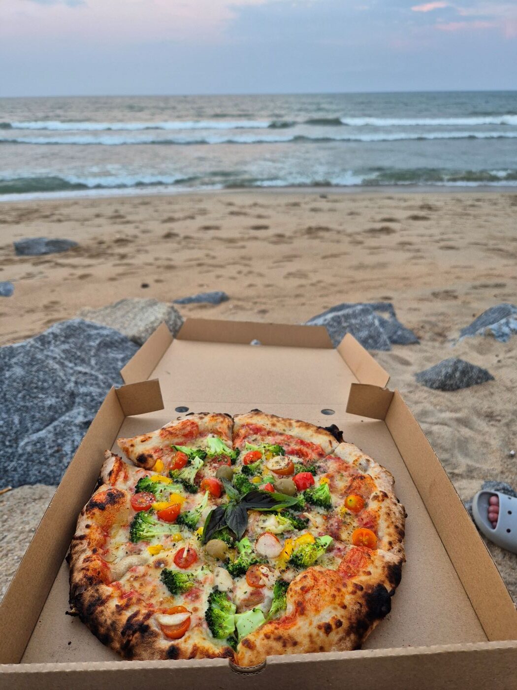 Pizza am Strand, in Ban Krut, Thailand