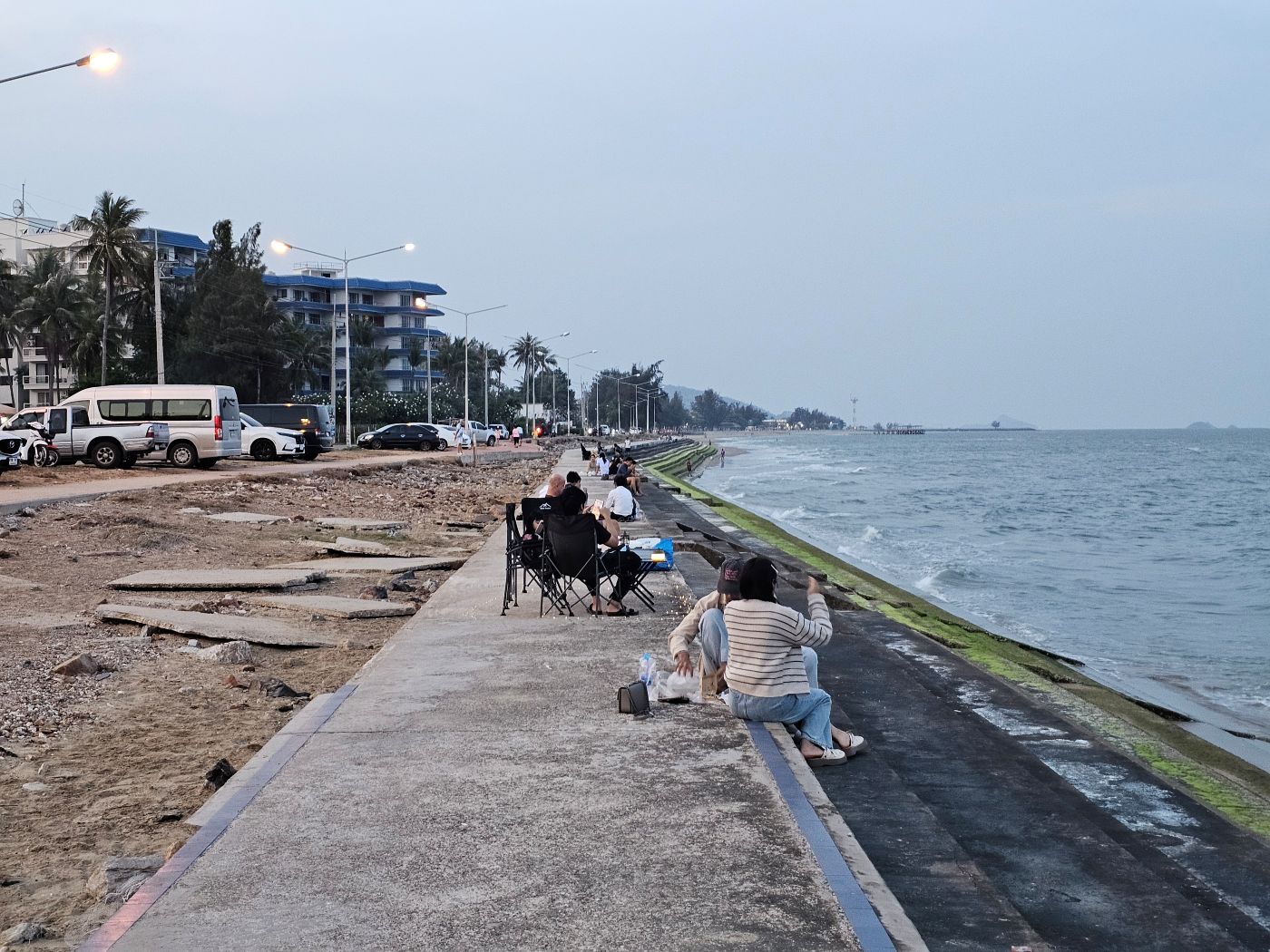 Promenade am Meer in Pran Buri